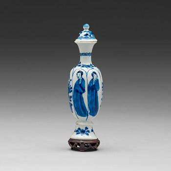 328. A blue and white bottle with cover, Qing dynasty, Kangxi (1662-1722).