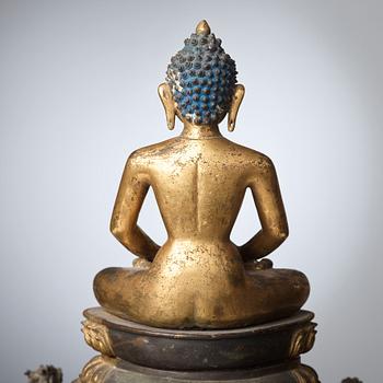 BUDDHA på hög TRON med MANDORLA, förgylld och patinerad kopparlegering. Nepal, 17/1800-tal.