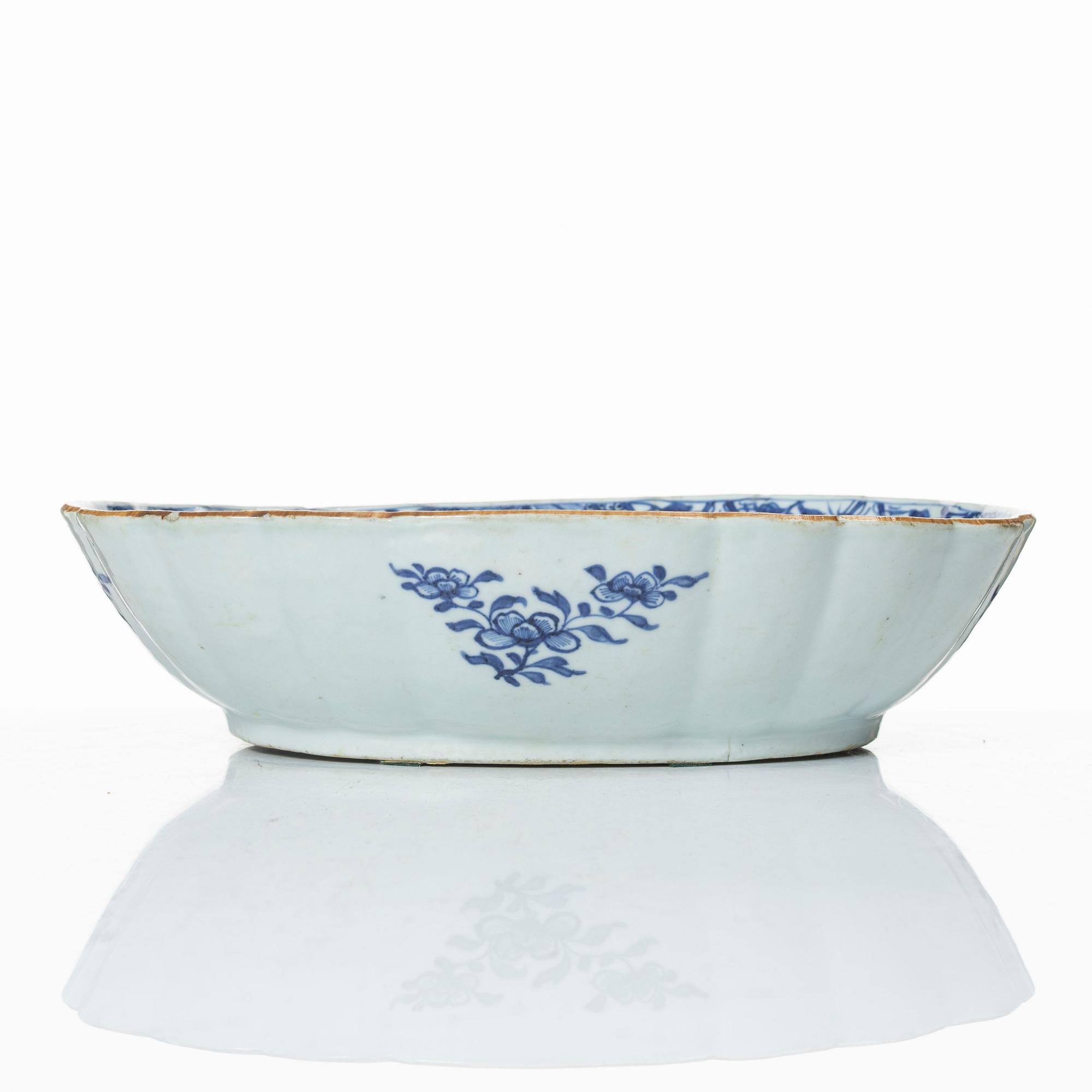 Stekfat, porslin. Qingdynastin, Qianlong (1736-95).