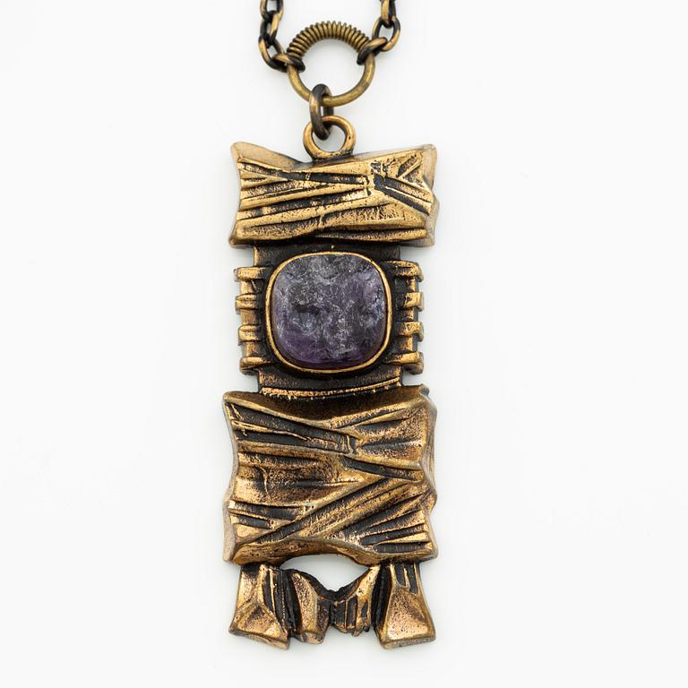 Pentti Sarpaneva, A bracelet, a pair of earrings, a ring, and a pendant, bronze with amethyst, Finland 1960s.