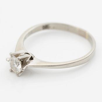 18K white gold ring with a brilliant-cut diamond.