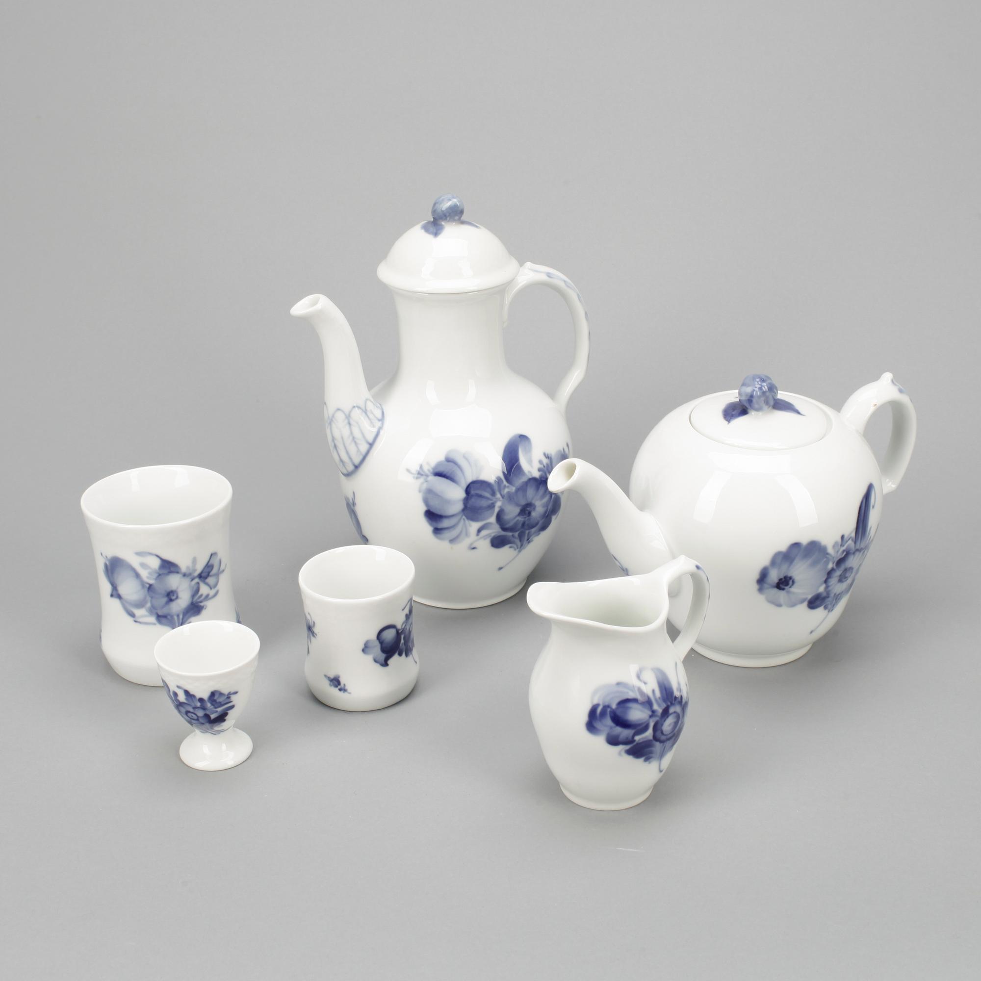 SERVISDELAR, 131 delar + 33, porslin, "Blå Blomst", Royal Copenhagen, 1900-tal.