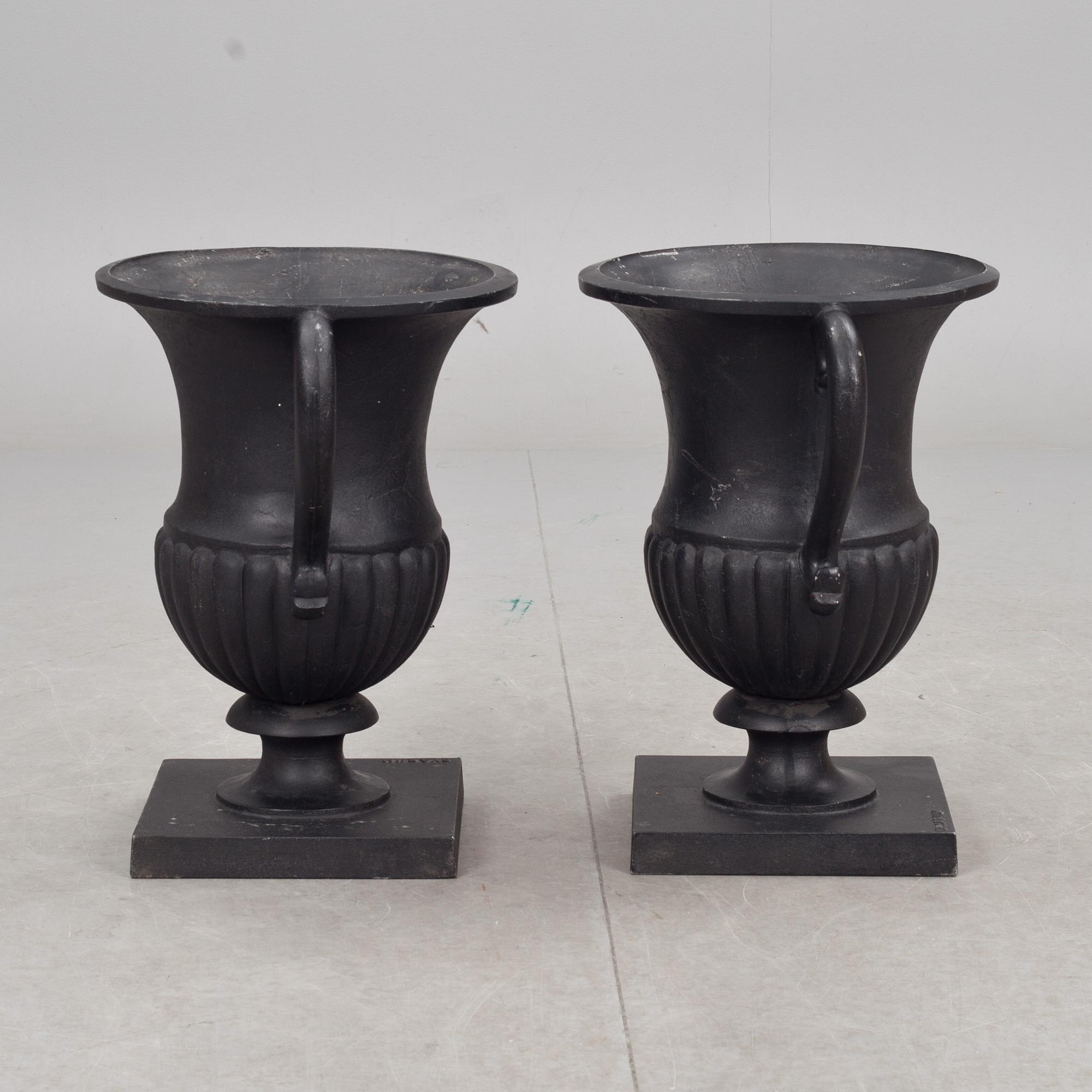 TRÄDGÅRSURNOR, 2 st, sandgjuten aluminium, Byarums Bruk, 1900/2000-tal.