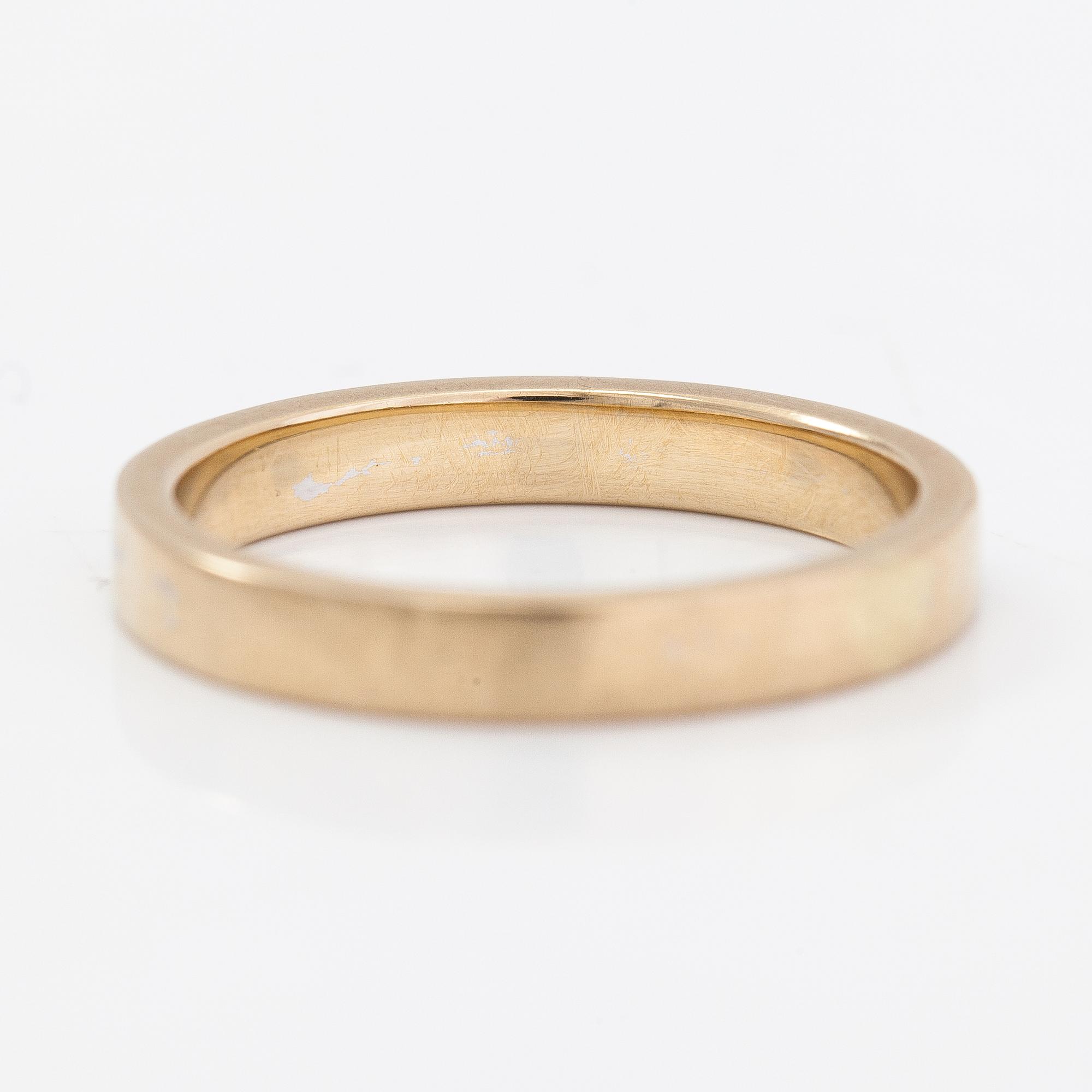 An 18K gold ring with diamonds ca. 0.39 ct in total.