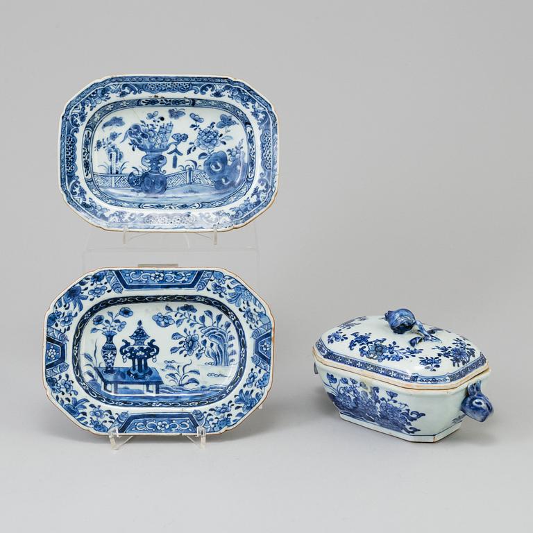 A Chinese blue and white export porcelain butter tureen with cover and two dishes, Qing dynasty, Qianlong (1736-95).