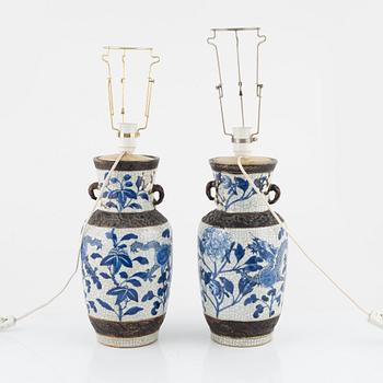 Bordslampor, två stycken, porslin, Kina, 1900-talets första hälft.