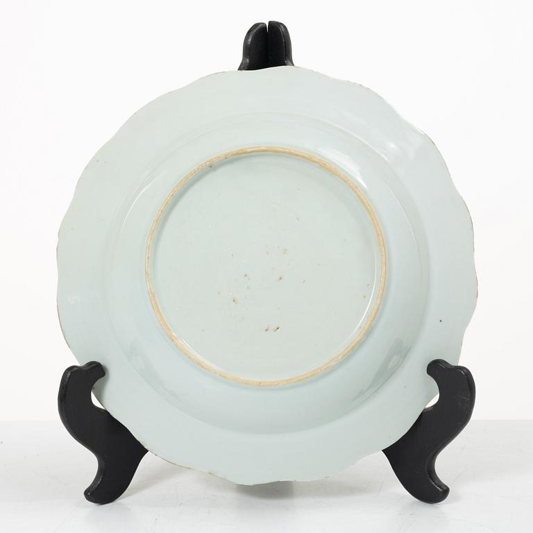 Tekanna, tallrik samt bojan, porslin, Kina, Qingdynastin, 1700-tal samt 1800-tal.