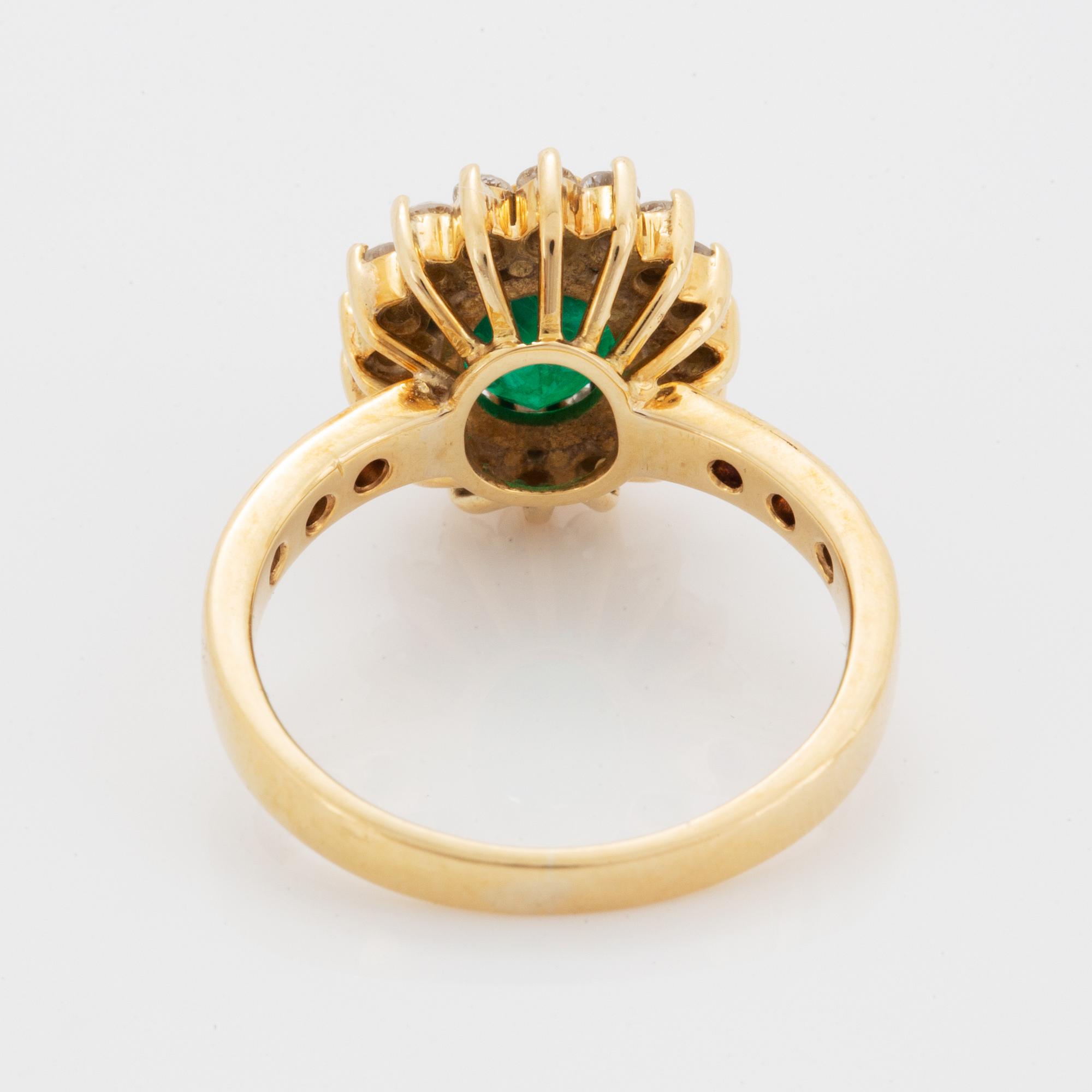 Garnityr, ring, örhängen och collier med smaragder och briljantslipade diamanter.