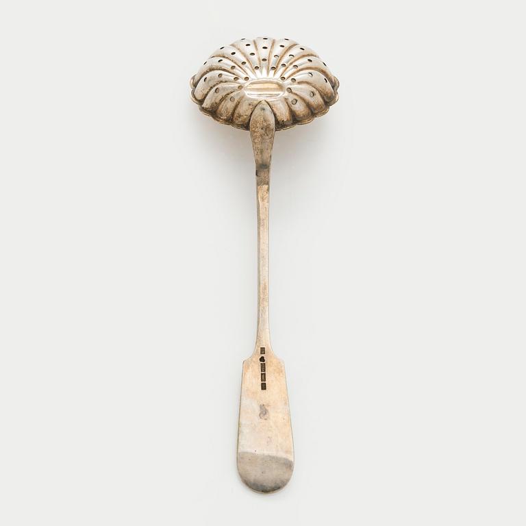 Kermakko ja sokerikko, hopea, 1939, Kultakeskus, ja sirotinlusikka, 1921 Helsinki.