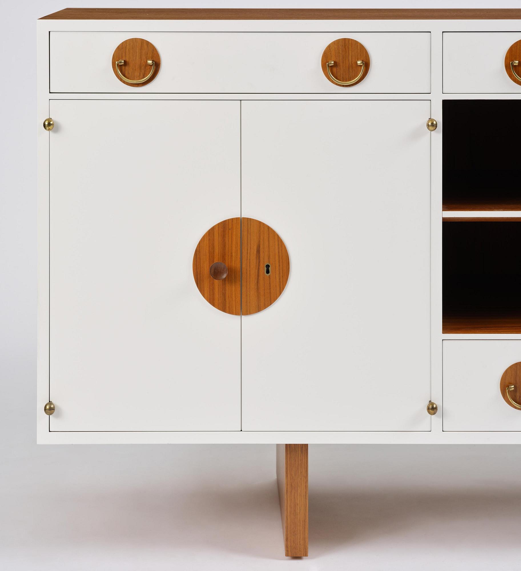 Josef Frank, sideboard, modell 2137, Firma Svenskt Tenn, samtida produktion.