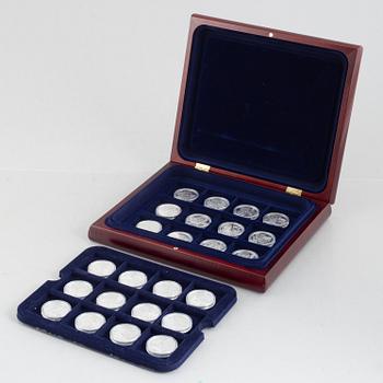 Myntsamling, minnes- och jubileumsmynt, 61 st, mestadels i silver. I tre schatull.