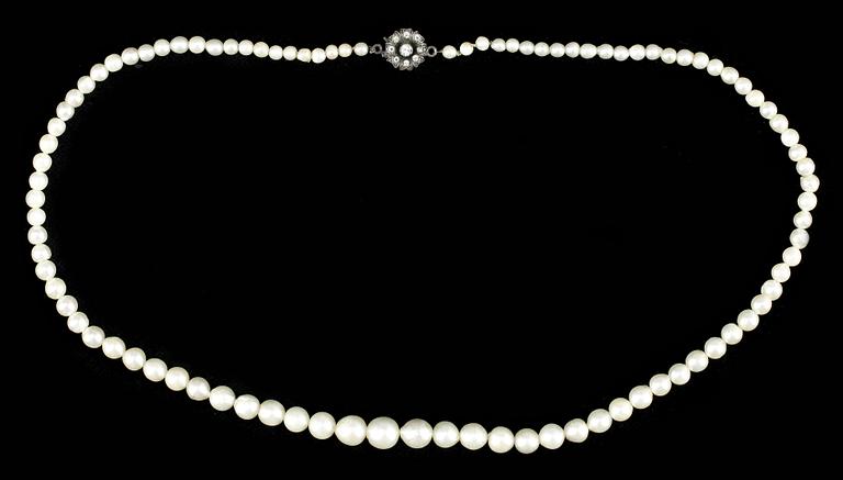PÄRLCOLLIER, 3 st, silverlås, 1900-talets första hälft.
