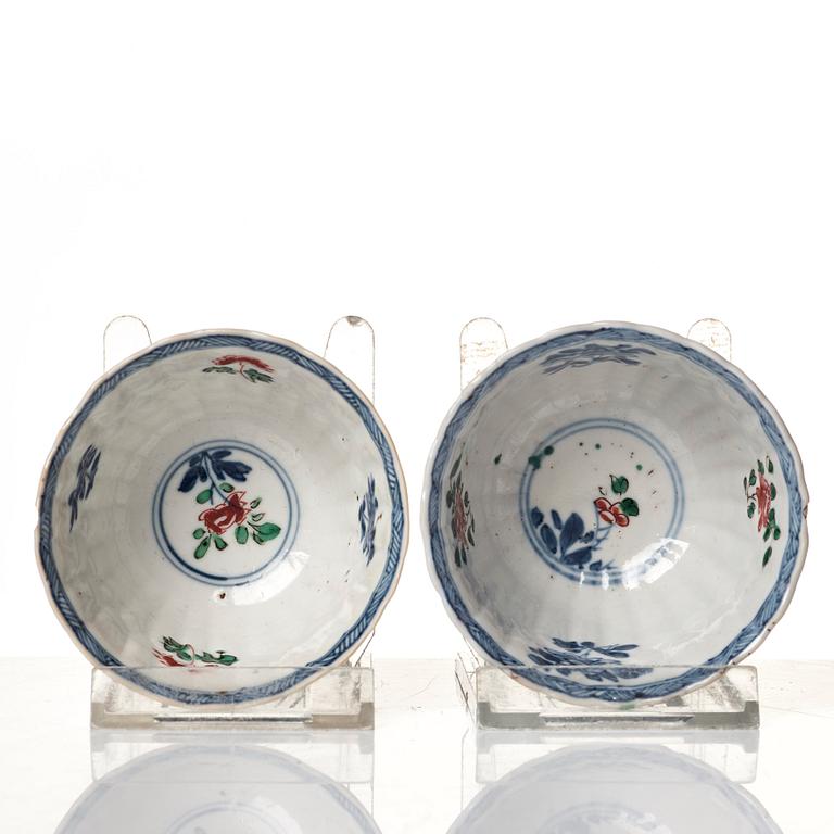 A pair of famille verte cups with stands, Qing dynasty, Kangxi (1662-1722).