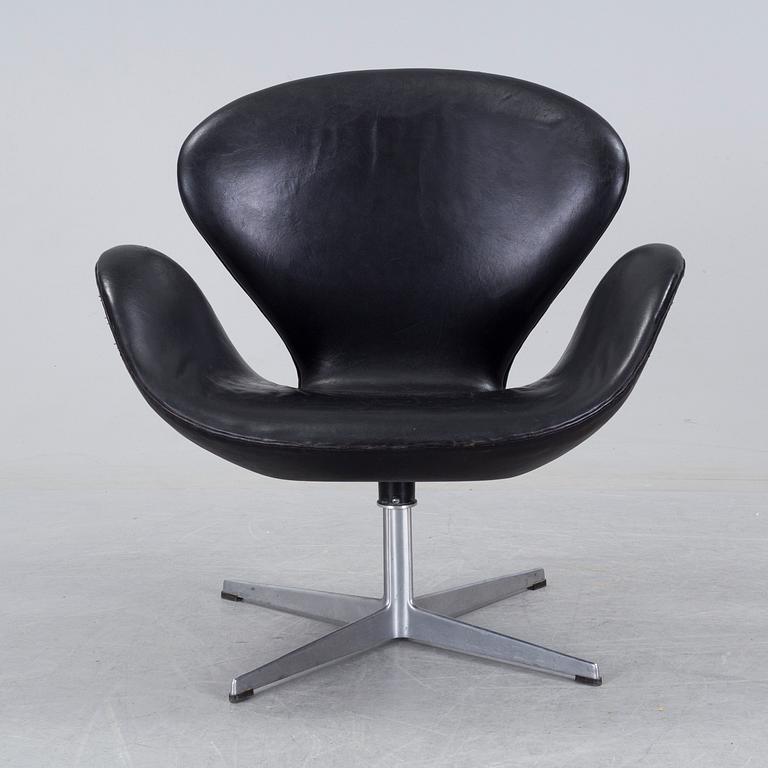 ARNE JACOBSEN, fåtölj, "Svanen", för Fritz Hansen, Danmark. 1960 / 70 -tal.