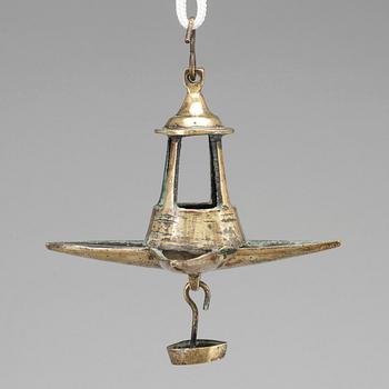 AN 18TH CENTURY BRONZE OIL LAMP.