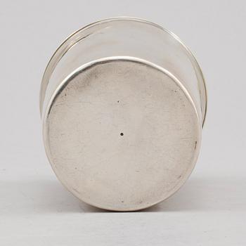 BÄGARE MED LOCK, silver, Gustaf Folcker, Stockholm, 1837. Vikt 200 gram.