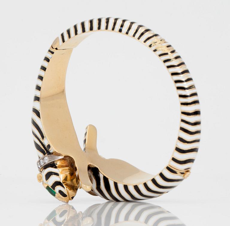 ARMRING samt RING med emalj, briljantslipade diamanter samt smaragder.