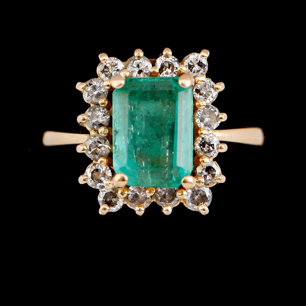 RING, 18 k guld, smaragd och briljantslipade diamanter. Total vikt 7 g.