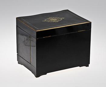 SCHATULL MED GLAS. 1800/1900-tal.