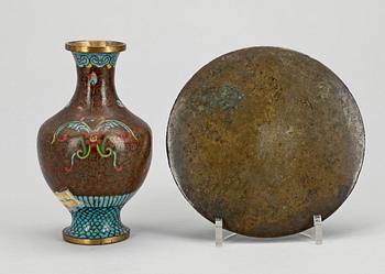 SPEGEL, brons samt VAS, cloisonne. Kina, Qing dynastin.