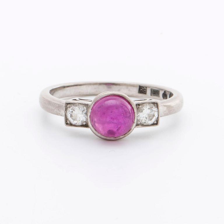 RING 18K whitegold w 2 brilliant-cut diamonds approx 0,20 ct in total and 1 cabochon-cut ruby approx 5 x 5 mm, Stockholm.