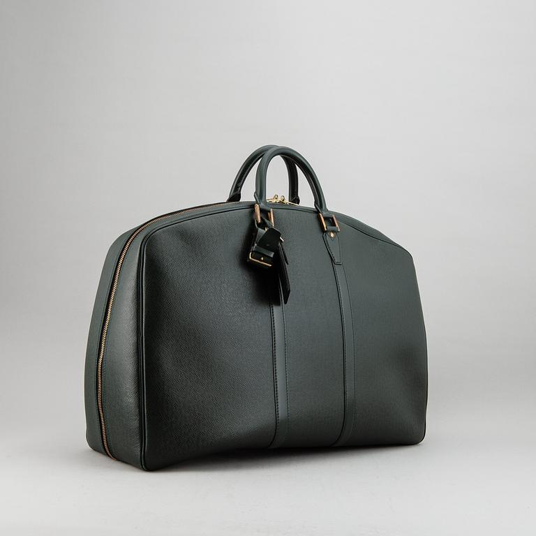 LOUIS VUITTON, 'Helanga' weekendbag with garment cover.