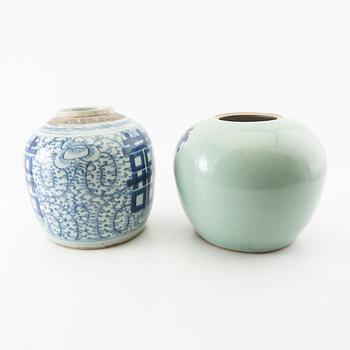 A set of two Chinese blue and white porcelain jars 19th/20th century.