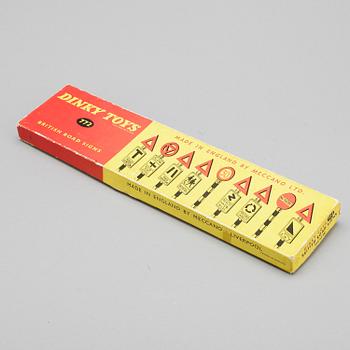 LEKSAKER, vägskyltar, Dinky Toys, England 1950-tal.