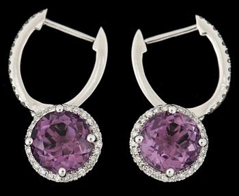 ÖRHÄNGEN, 14k vitguld med ametister tot ca5,45ct och diamanter tot ca0,45. Vikt ca4g.