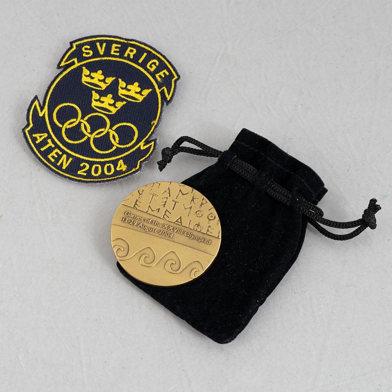 Deltagarmedalj OS, Aten 2004 samt tygmärke för den svenska OS-truppen.