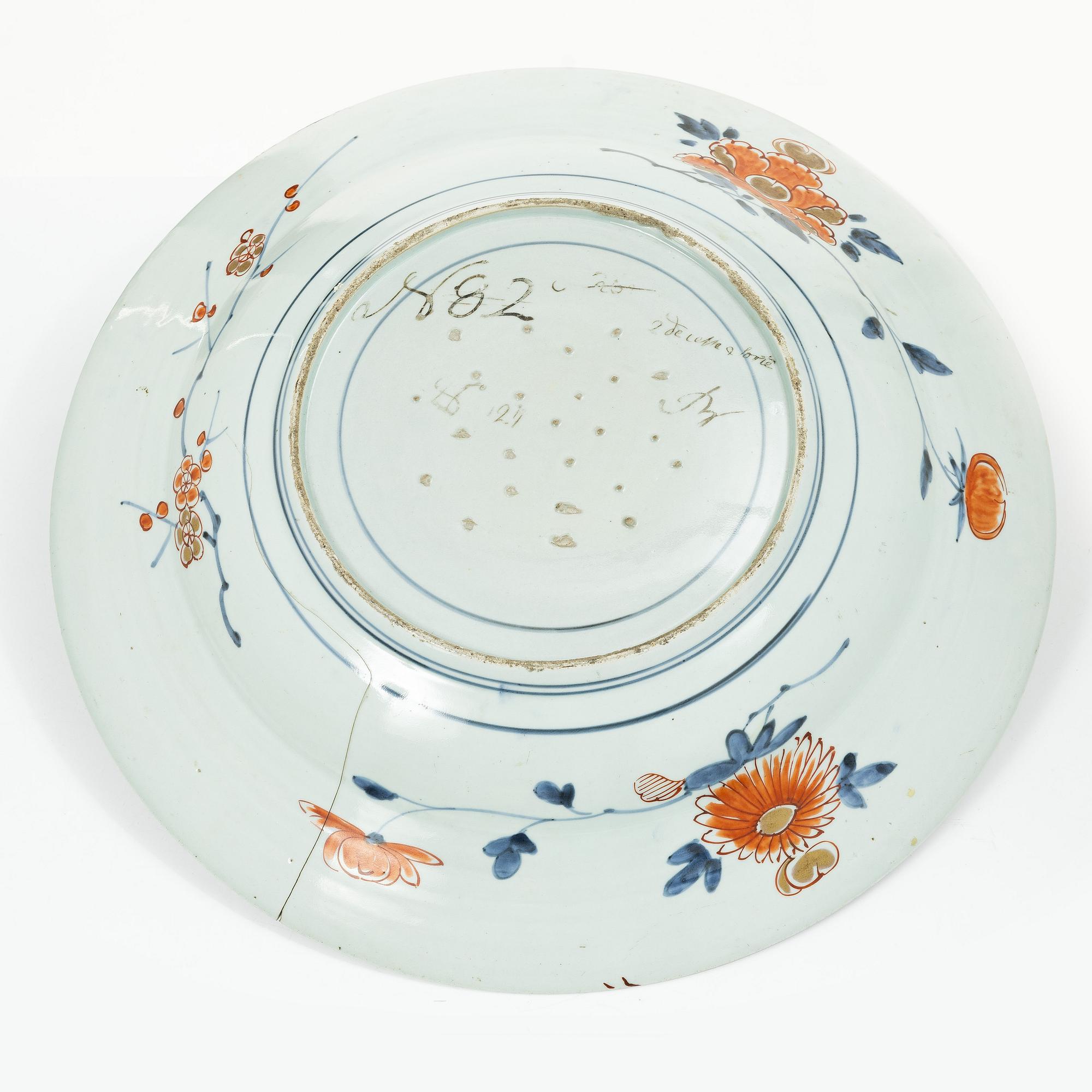 A massive Japanese imari charger with a buddhist lion, Edo period (1603-1868).