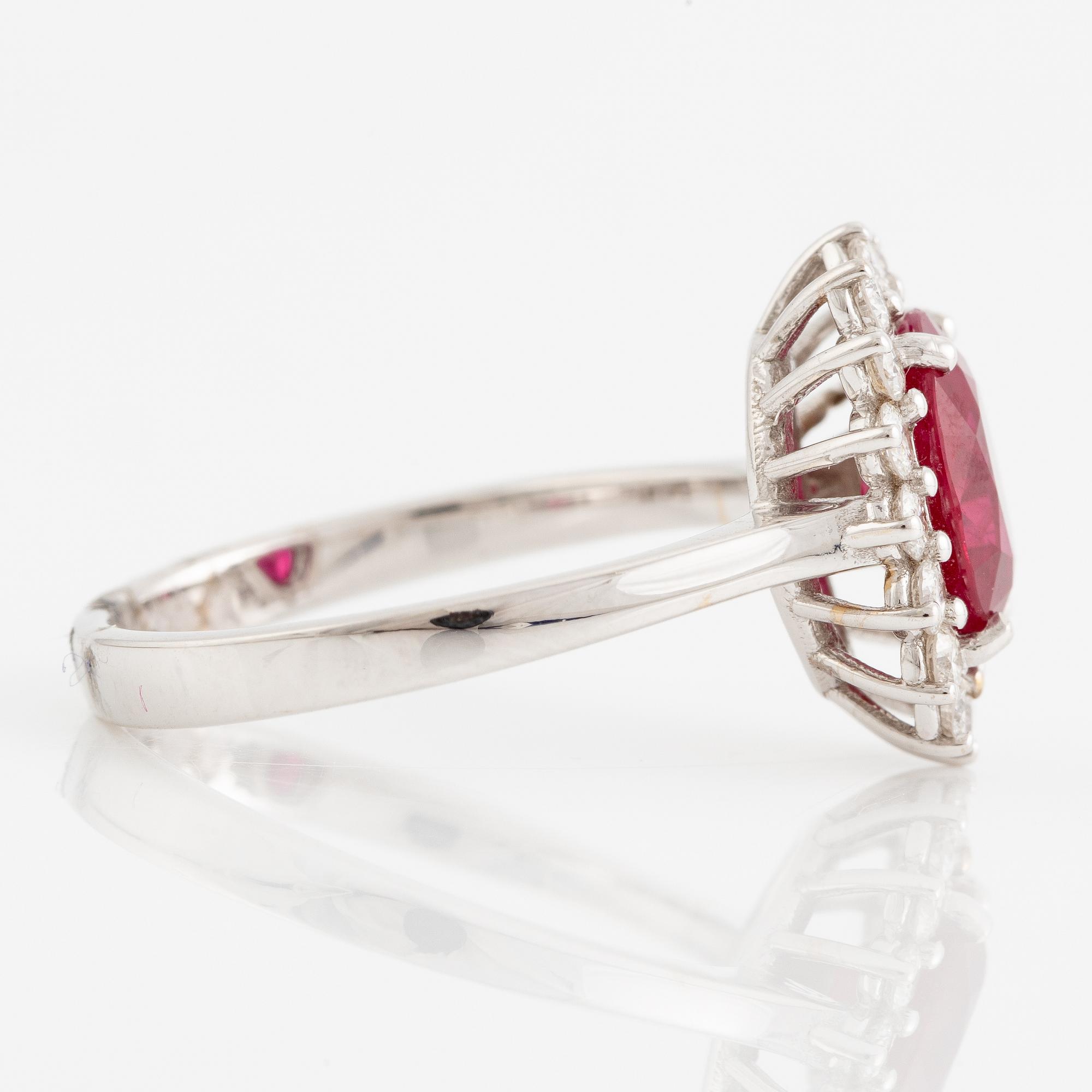 Ring 18K vitguld med en fasettslipad rubin och runda briljantslipade diamanter.