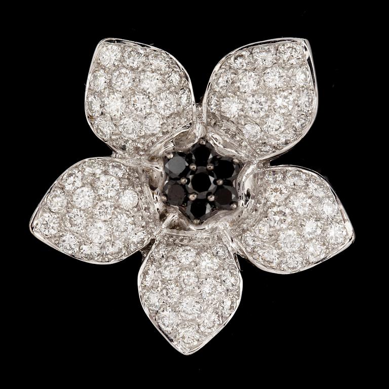 RING, 18k vitguld med svarta o vita briljantslipade diamanter tot ca1,87ct. Vikt 7,5g.
