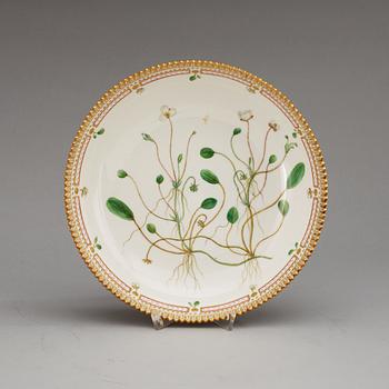 SERVERINGSFAT, fyra stycken samt KAROTT med LOCK, porslin. "Flora Danica", Kunglig Dansk, 1900-tal.