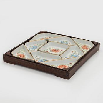 A nine piece Chinese porcelain cabaret in its original lacquer box, 20th century.