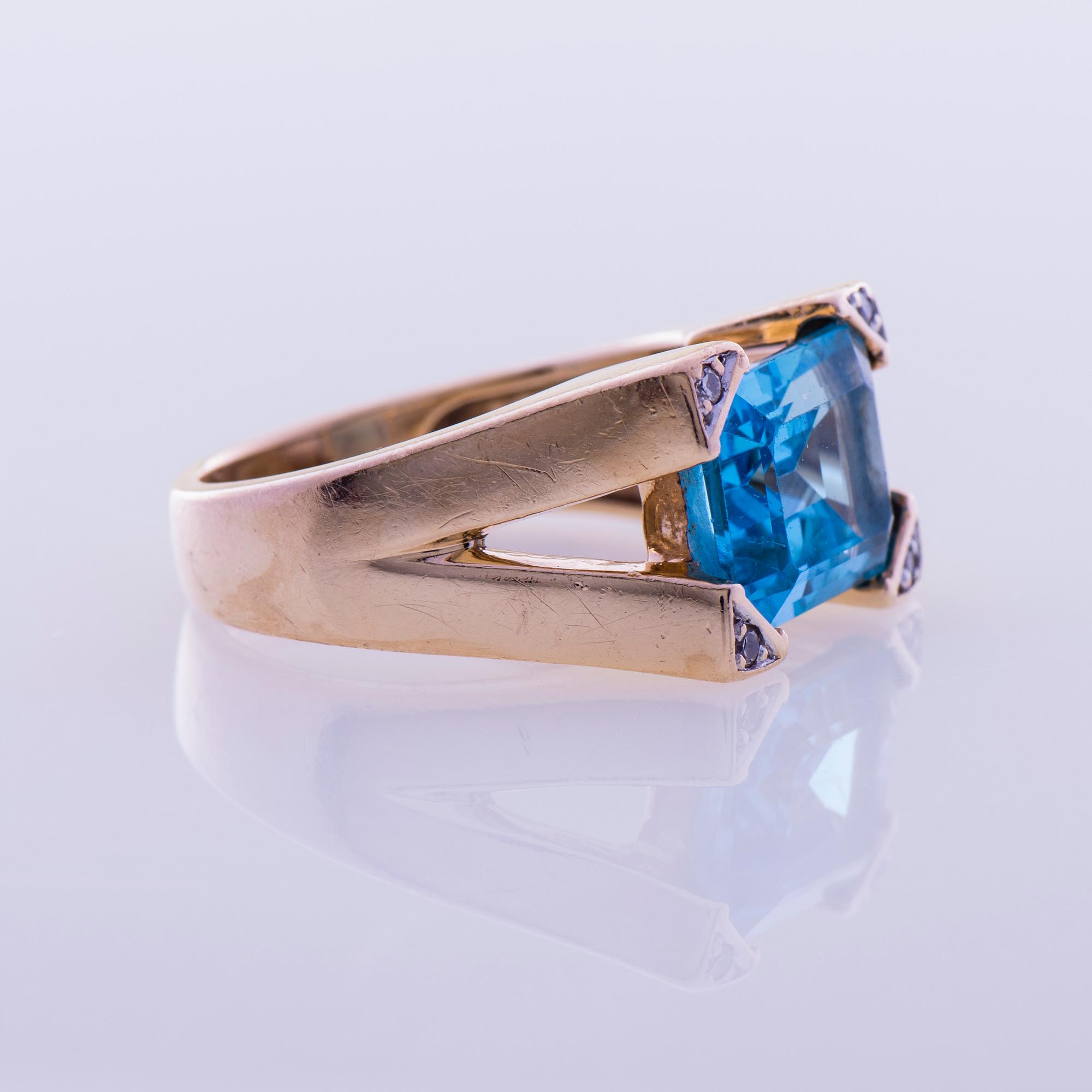 RING, 14K guld, fasettslipad topas, briljantslipade diamanter. Vikt ca 6,9 g.