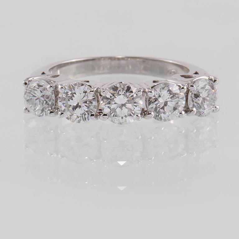 RING, 18K vitguld med 5 briljantslipade diamanter, totalt 2.07 ct. Vikt 6 g.