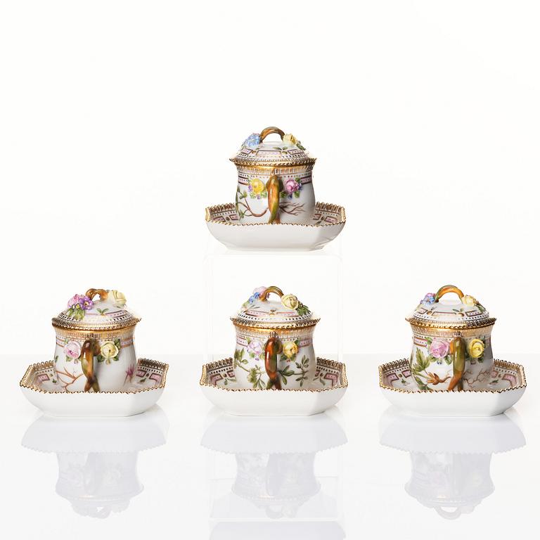Cremekoppar med fat, fyra stycken, porslin. Royal Copenhagen, "Flora Danica", Danmark, 1900-tal.