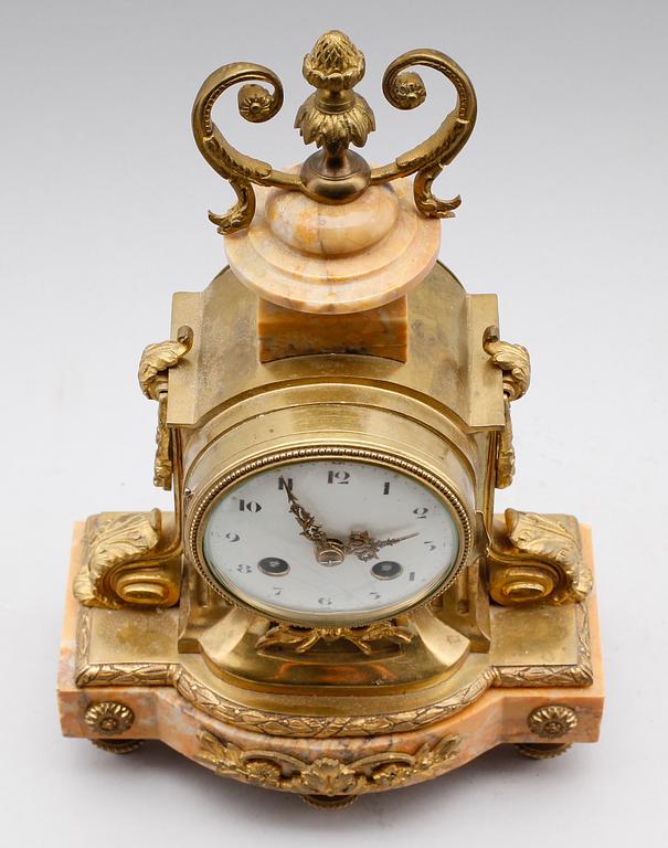 BORDSPENDYL, förgylld mässing och marmor, Frankrike, 1900-talets första hälft.