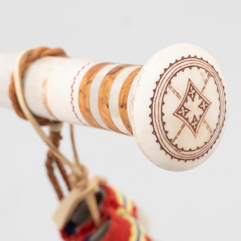 Lars Levi Sunna, a walking stick.