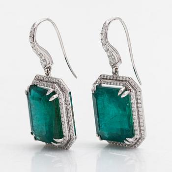 A pair of 18K whitegold earrings, emeralds  28.38 ct and brilliant-cut diamonds ca 1.30 ct in tota With IGI certificate.