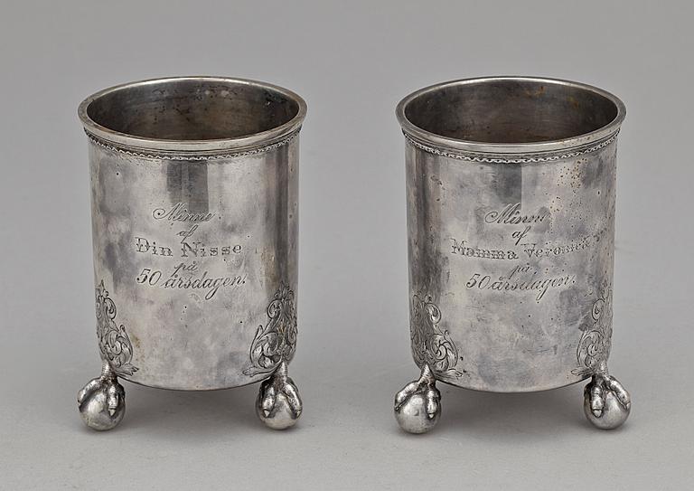 BÄGARE, ett par, silver, Carl Fredrik Carlman, Stcokholm 1899. Tot vikt ca 425 g.