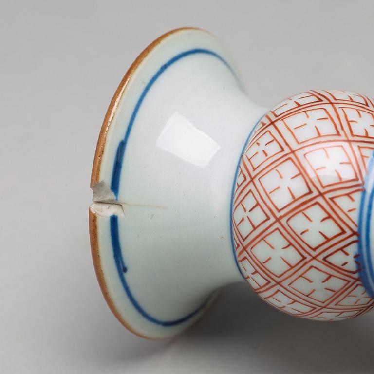 VAS, porslin. Qingdynastin, Kangxi (1662-1722).