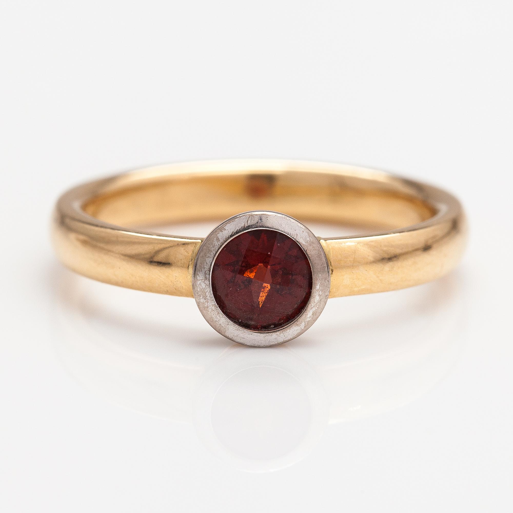 An 18K gold ring with a garnet. A Tillander, Helsinki 2008.