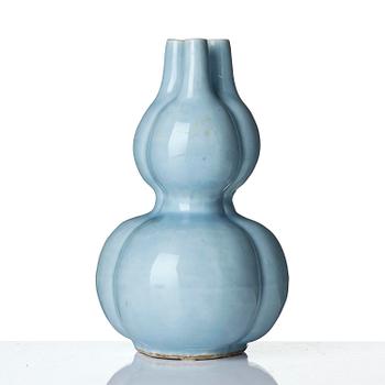 A 'claire de lune' glazed double-gourd vase, Qing dynasty 18/19th century.