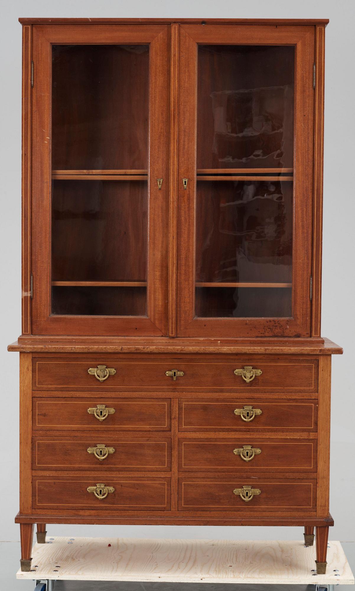 VITRINSKÅP, jugend, 1900-talets början.