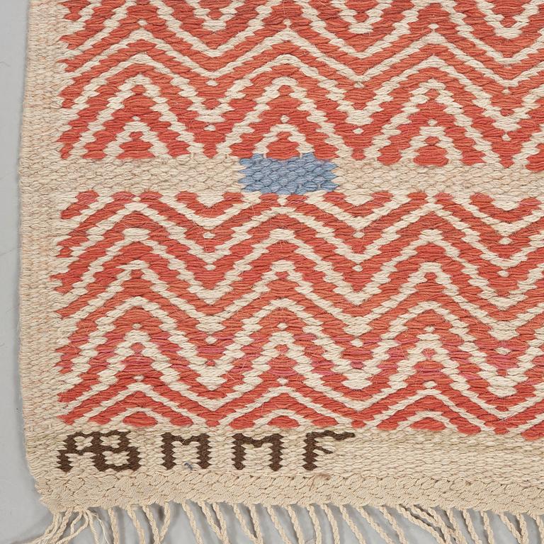 Barbro Nilsson, MATTA. "Rosengång, röd". Rosengång. 181,5 x 81,5 cm. Signerad AB MMF BN.