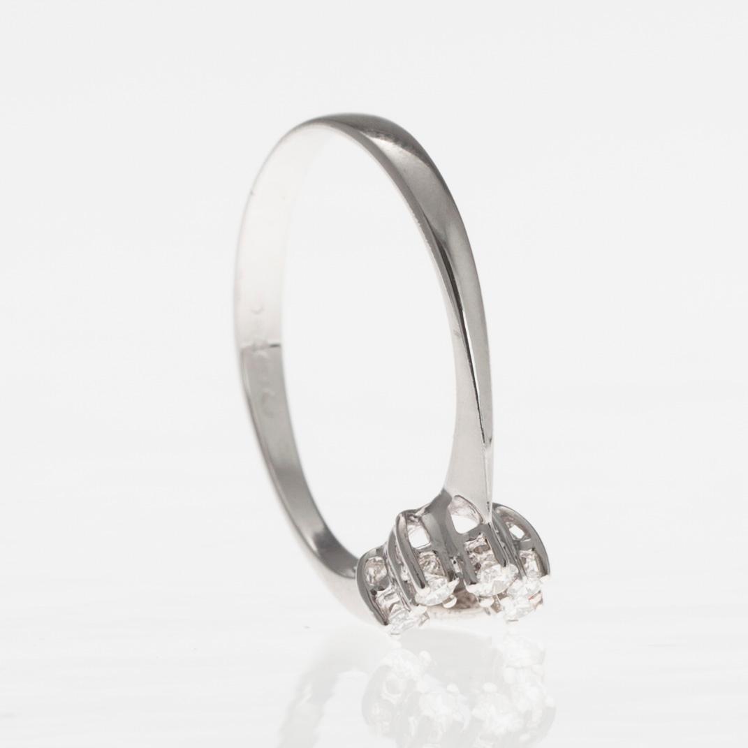 RING, 18K vitguld, fem diamanter, otydliga finska stämplar. Vikt 1,9 g.
