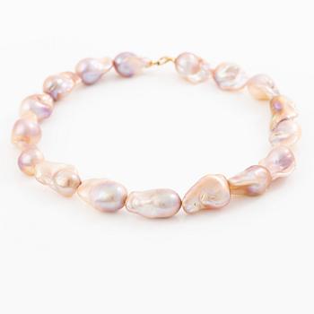 Necklace with cultured baroque rosé pearls, clasp 18K gold.