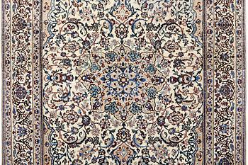 A Nain carpet, part silk, 9 laa, ca. 318 x 209 cm.